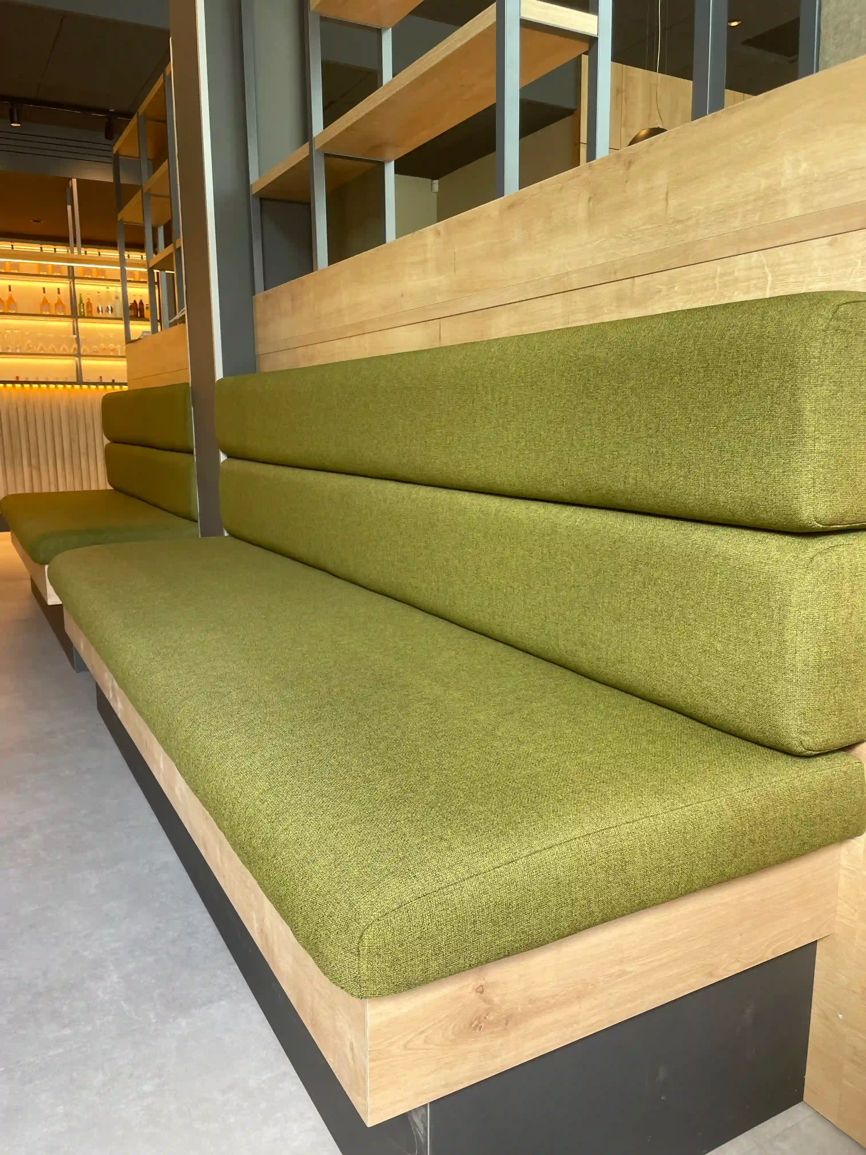 Banquettes sur-mesure pour restaurant et extérieur