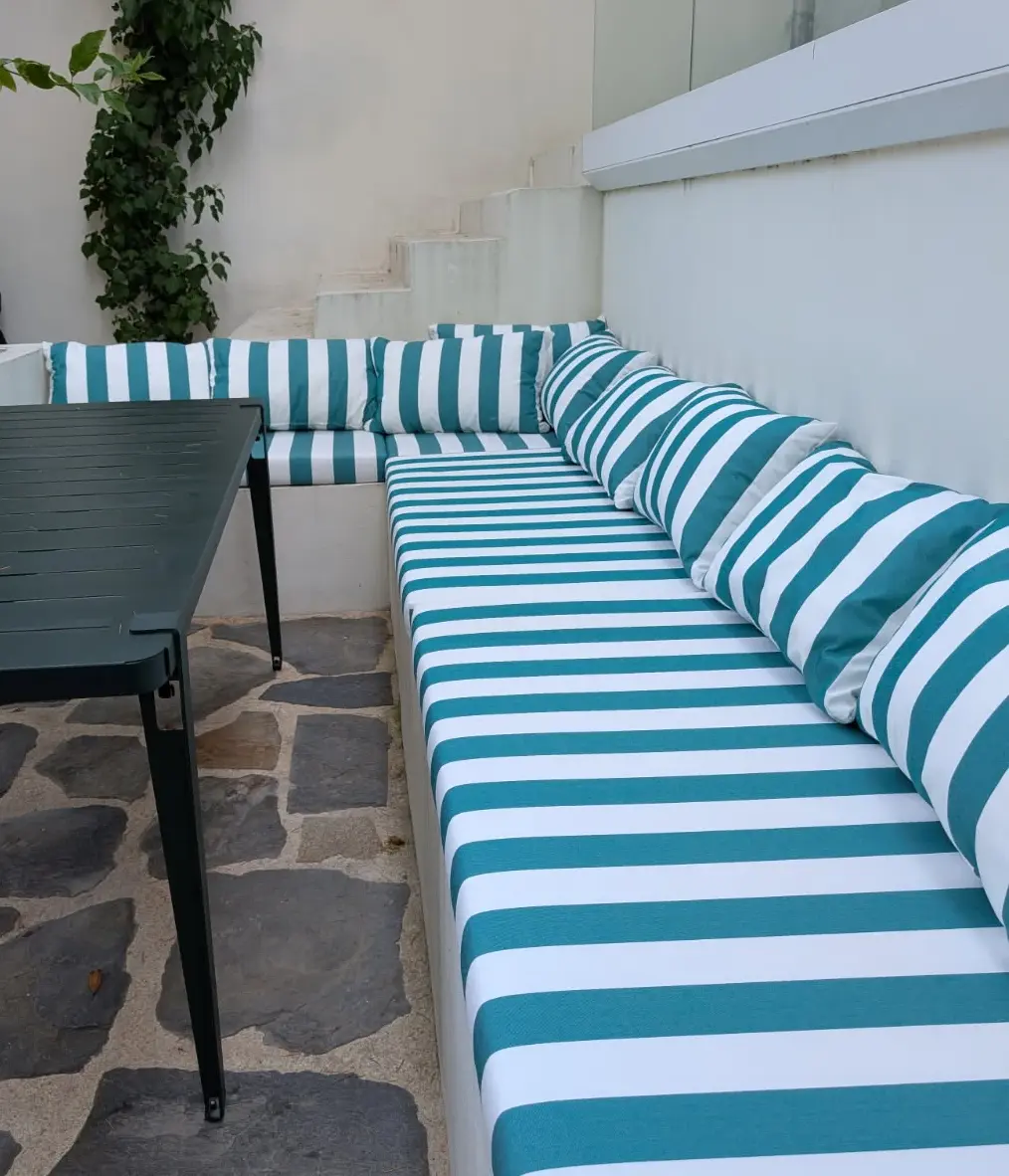 Banquette extérieure sur-mesure — mobilier résistant aux intempéries