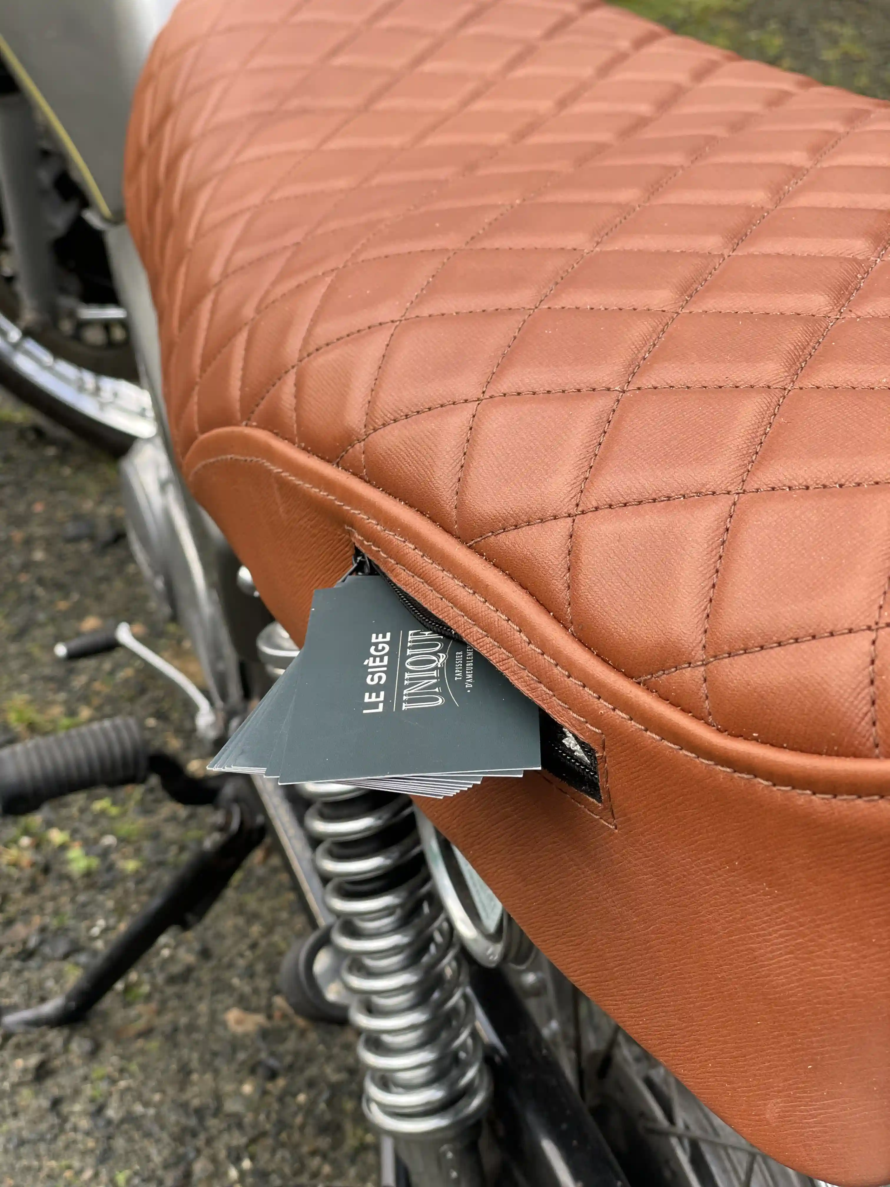 Selle moto sur-mesure — création et réfection par tapissier Vendée
